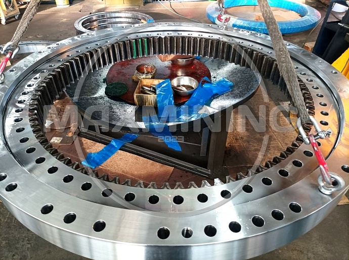 Опорно-поворотное устройство CAT 374D